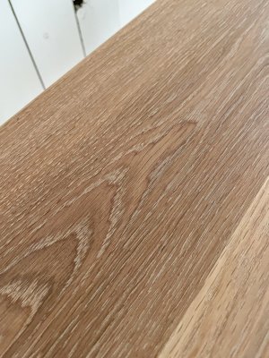 こちらは「ホワイトウォッシュ色　オイルステイン仕上げ」