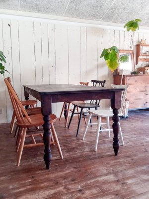 W2000は椅子3脚が余裕を持って並びます。