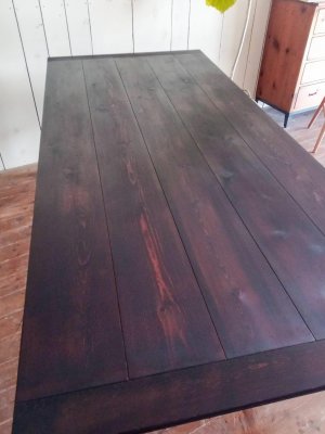 接ぎ板のジョイント部分に溝彫りを入れています。