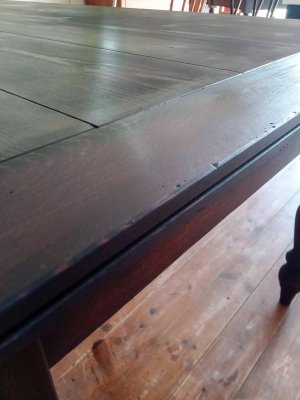 キズ加工を施して届いたときからアンティーク加工のような雰囲気に。