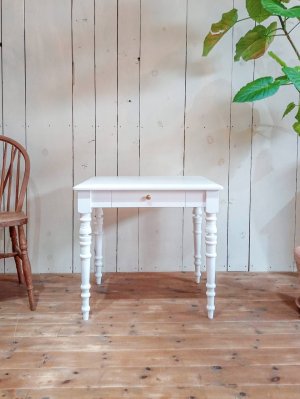 高さ650mｍという小さなワークデスク。