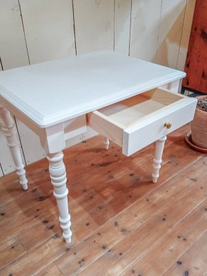 幅の広い引出しが一つ。