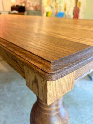 天板の縁にはアンティーク調の飾り彫り。