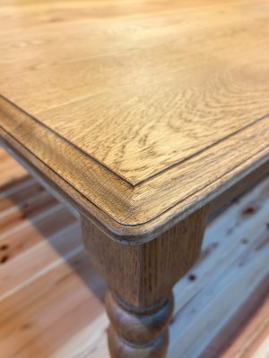 天板の縁にもモールディングカットを施して