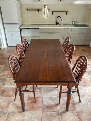 ホワイトオーク無垢材を使ったアンティーク調ダイニングテーブル