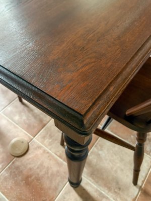 天板の縁にはアンティーク調モールディングカット