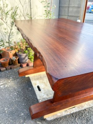 耳付きの一枚板天板、厚みは90mmほどありました。