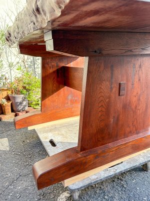 横桟で貫いて安定させた足。レトロ感があります。