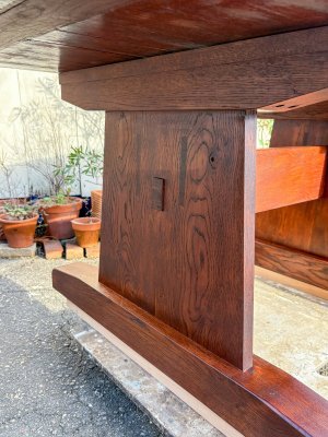 横桟で貫いて安定させた足、レトロなデザインです。