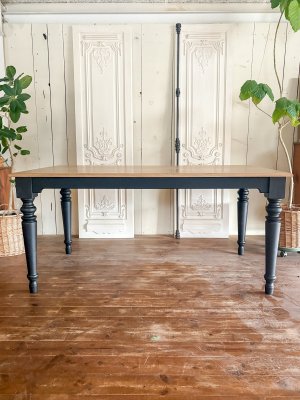 写真はW1600×D900mmの4人がけダイニングテーブル