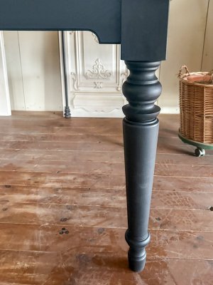 写真は幕板をえぐって足元を広くした仕様。