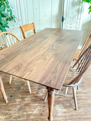 紫かかった茶褐色が特徴のウォールナット材。