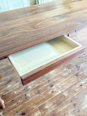 お好みで引出しも設置できます。