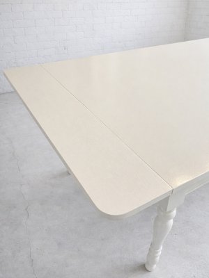 左右に250mmの延長天板を差し込む伸長式ダイニングテーブルです。