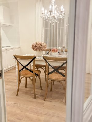 輸入住宅にぴったりのダイニングテーブルを製作させていただきました。