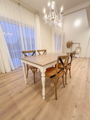 輸入住宅やアンティークインテリアがお好きな方におすすめの特注ダイニングテーブルの専門店です。