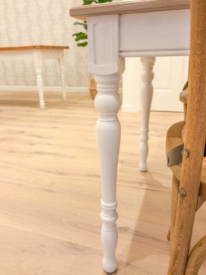 こちらはろくろ足「スレンダー」、角部の四角い彫りがポイント