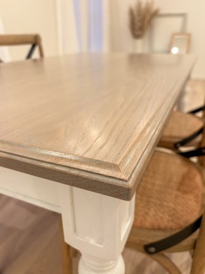 天板エッジはスクエアに、シャープなものを採用。