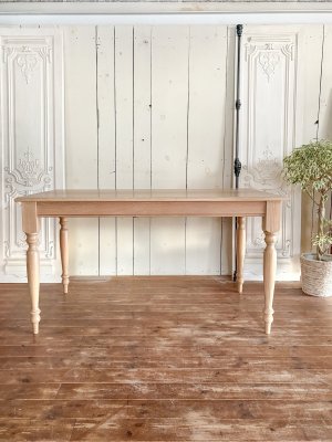 写真はW1400mm、ミニマム4人がけサイズです。