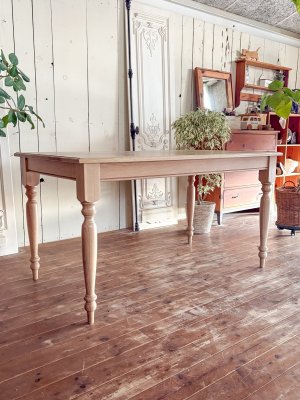 写真はホワイトオークそのままの魅力を楽しめる、クリア色ウレタン仕上げ。