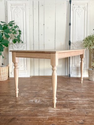 奥行は800mm、サイズオーダー可能です。