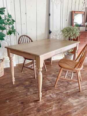 英国アンティーク家具を彷彿とするろくろ足ダイニングテーブル。