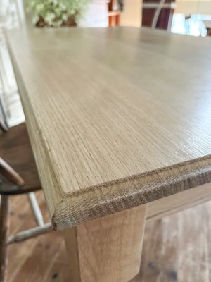 こちらの縁は、シンプルに際立ったモールディングカット