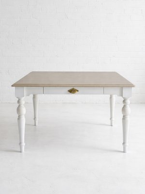 今は無きフランスブランドの家具をイメージした塗装仕上げのダイニングテーブルです。