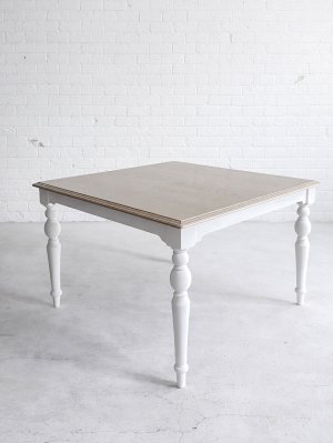 アンティーク調デザインのテーブルのサイズオーダー、お任せ下さい。