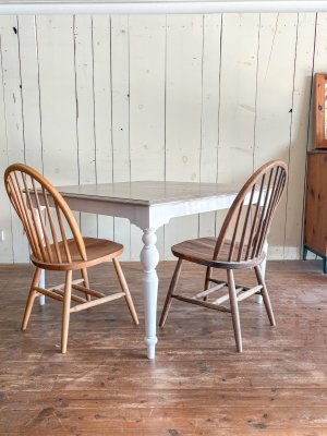 4人掛けテーブルとして、110cm正方形のダイニングテーブルを製作いたしました。