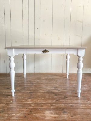 引き出し付きのろくろ足ダイニングテーブルです。