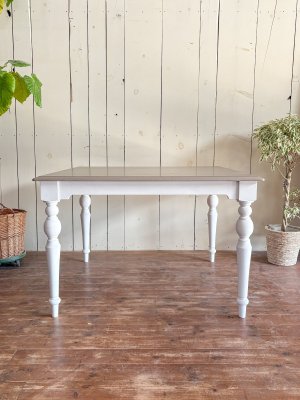 幕板をえぐって足元スペースを広くしたデザイン。