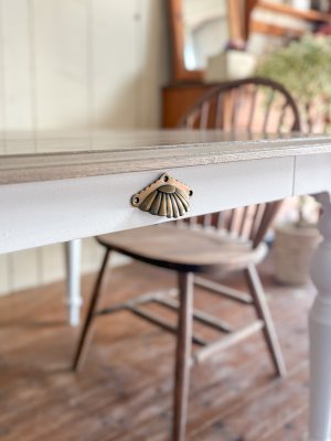 シャビーシックな色合いのアンティーク調デザインのダイニングテーブルです。