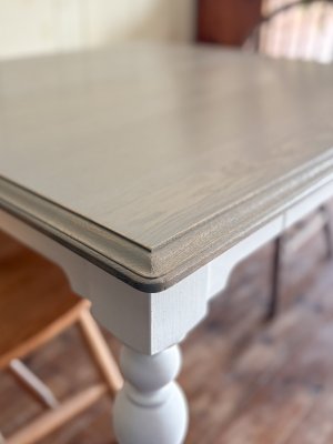 ホワイトオーク無垢材をグレージュ色に塗装した天板。