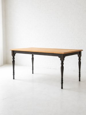 細いろくろ足を使ったダイニングテーブル