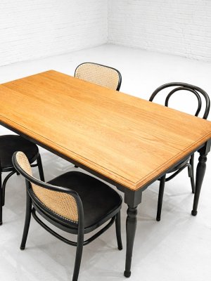 天板はホワイトオーク材をクリア色仕上げ、足は木目が見えるブラック塗装。