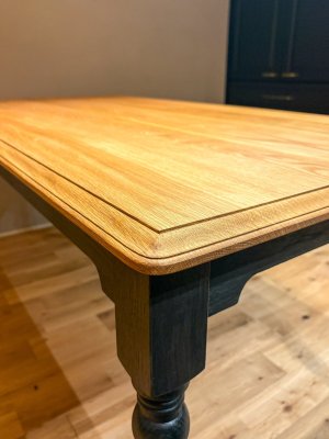 天板の縁にはアンティーク調のモールディングカット。