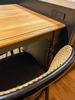 天板の下の幕板をえぐって、足元のスペースを広く取りました。