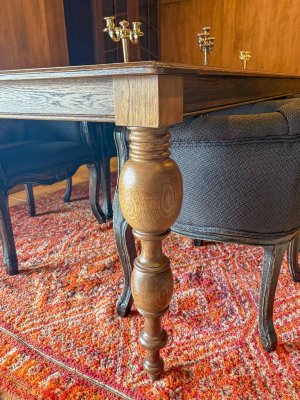 熟練の日本人職人が手彫りでつくる「極太ろくろ足」