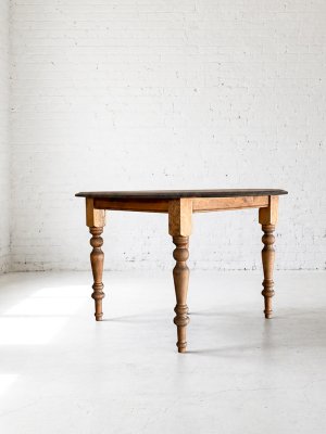 写真のパイン材以外にも、オーク材など様々な樹種を扱います。