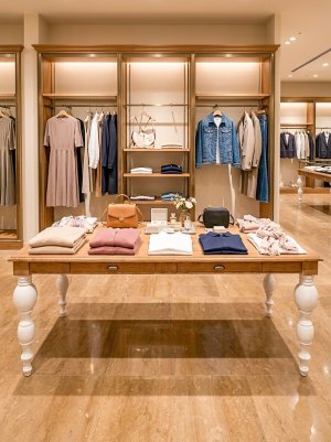 店舗什器やダイニングテーブルにオススメの、豪華なろくろ足ダイニングテーブル。