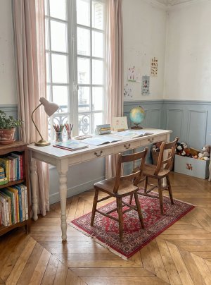 洋書で見るパリのアパルトマンのような子供部屋に、ろくろ足のデスクはいかがでしょうか。