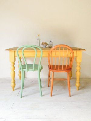 南仏ブロカント地方の自然の色合いをイメージした塗料「サンフラワー色」のダイニングテーブル