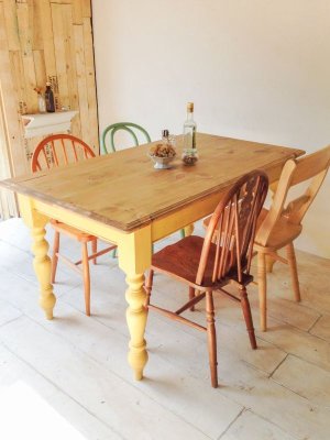 アンティーク調ダイニングテーブルをオーダーメイドで制作します。