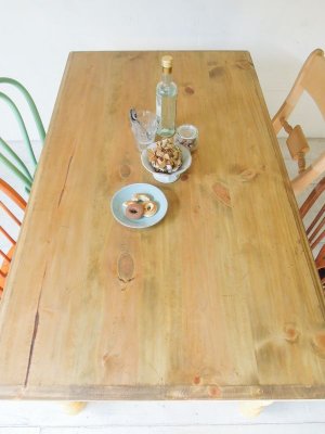 パイン材は大小の節があり、表情豊かな木材です。