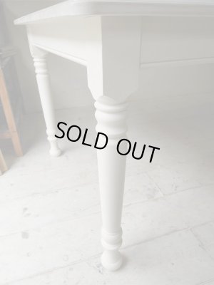 ヨーロッパで古くから愛されるターンドレッグ(ろくろ脚)