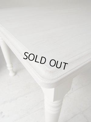 天板のエッジにはアンティーク調のモール加工を施しています。