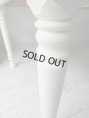 脚はホワイトペイント。ご希望がございましたら塗り替え致します。