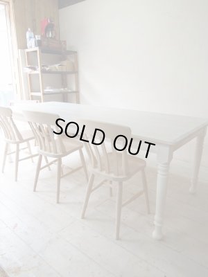 W2400では、イスが8脚並びます。家族団らんに最適なダイニングテーブル。