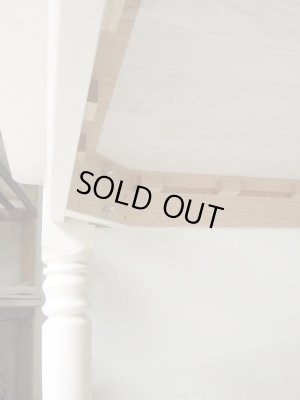 天板は駒止めという方法で固定、脚は組み立て式なので搬入も楽です